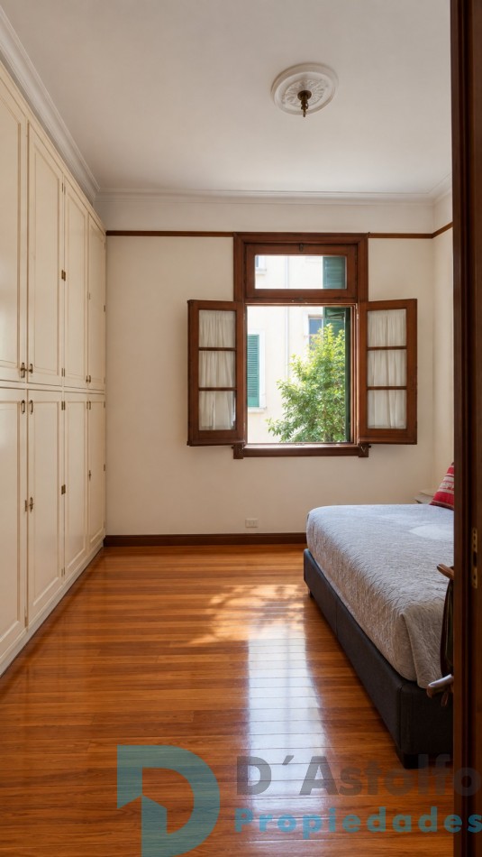 Departamento de 3 ambientes de 67 m², con detalles arquitectonicos originales