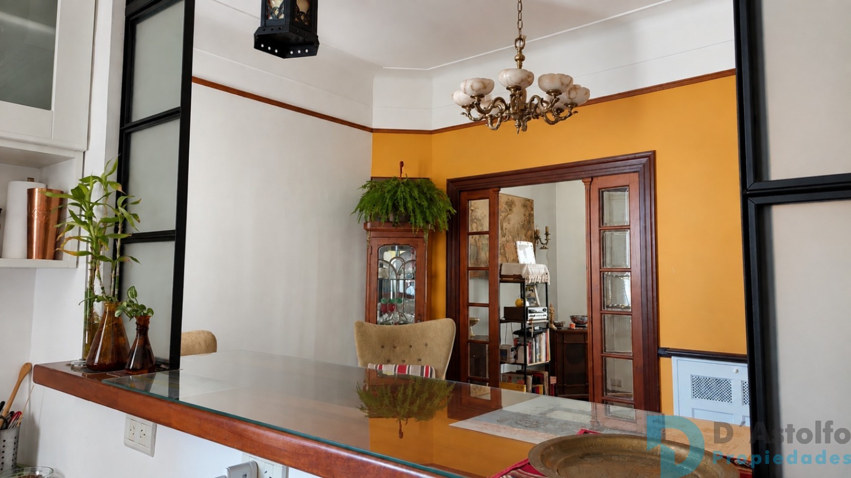Departamento de 3 ambientes de 67 m², con detalles arquitectonicos originales