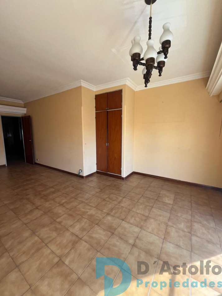Excelente propiedad 5 ambientes en primer Piso
