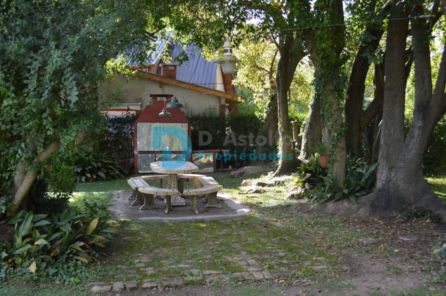 Increible Casa Quinta en un Predio Parquizado de 2568 m²