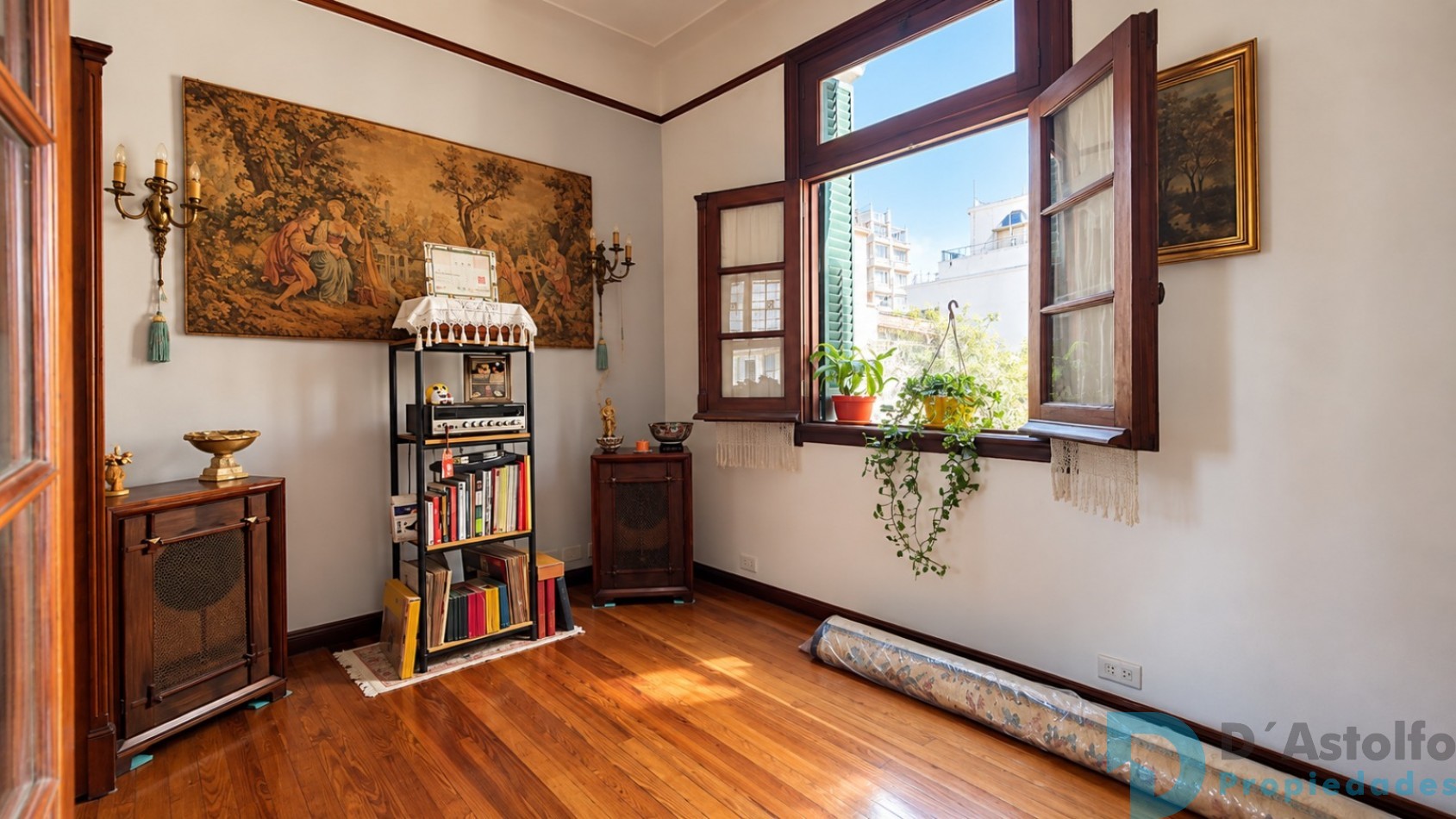 Departamento de 3 ambientes de 67 m², con detalles arquitectonicos originales